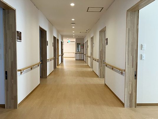 清潔感ある廊下の施設