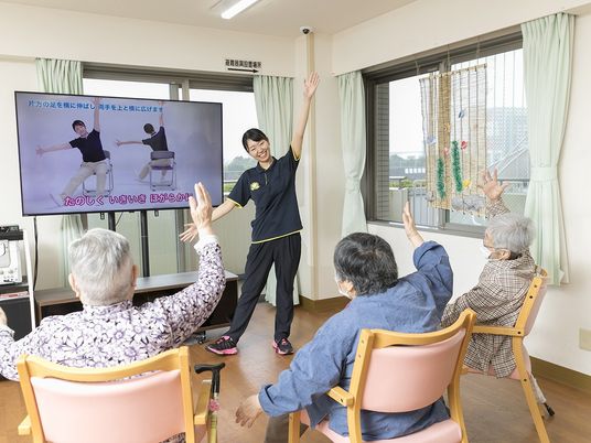 笑顔で介護の仕事風景