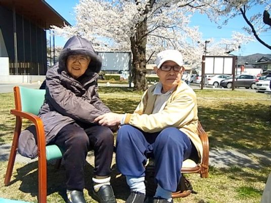 桜の木と共に笑顔の二人
