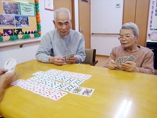 トランプを楽しむ居室