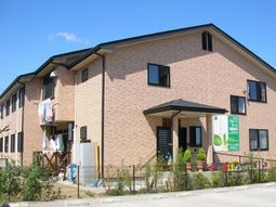 明るい外観の建物