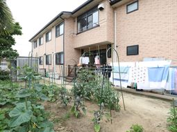 庭付きの煉瓦造りの建物