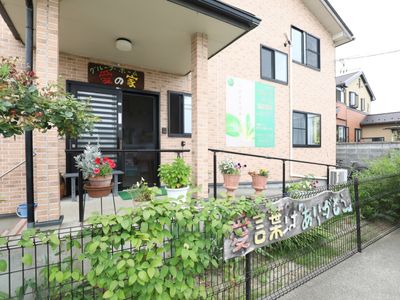 緑に囲まれたエントランス