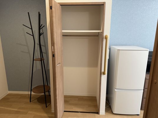収納と冷蔵庫のある居室