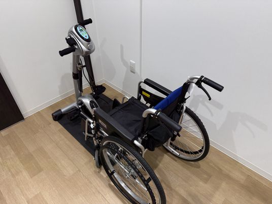 車椅子と機械の部屋