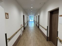 手すりと木目調の廊下