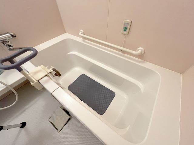 楽しい時を共有中庭 中庭 共に笑顔を分かち合う、明るい中庭でのコミュニケーション。心温まる場所で働きませんか。