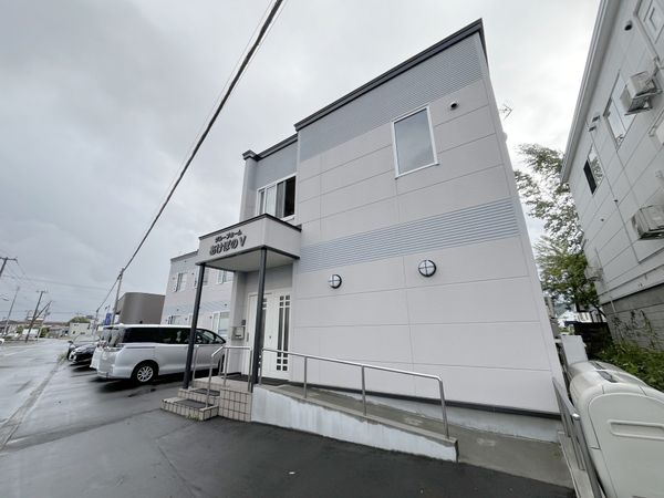 白い建物の外観