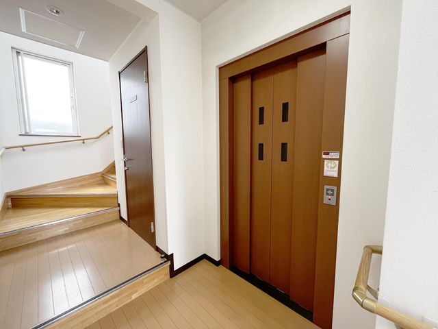 階段横のエレベーター エレベーター 階段のそばに設置されたエレベーターは、移動が容易に行えます。介護現場での利用に便利です。