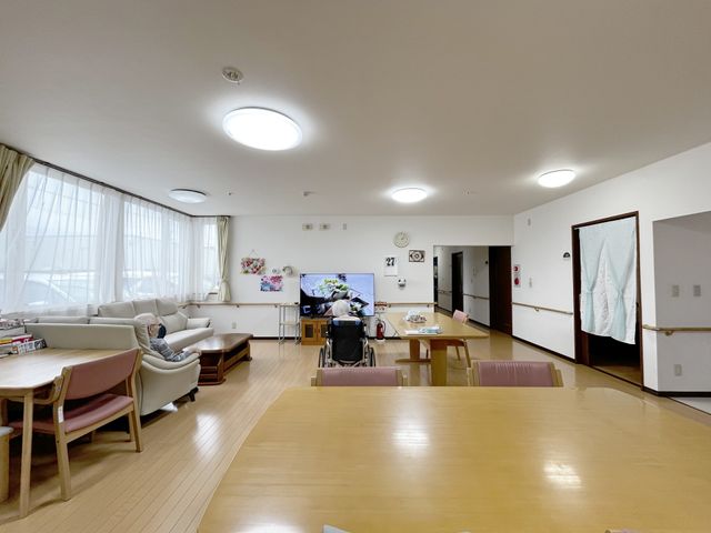広々とした明るい空間 リビング 広いリビングには自然光が差し込み、快適に過ごせる環境が整っています。リラックスした雰囲気で、ゆったりとくつろげます。
