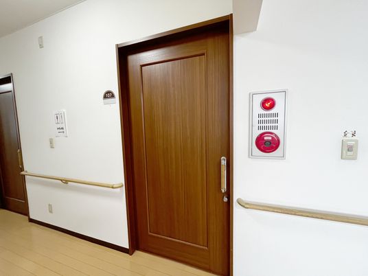 防火設備が目立つ廊下