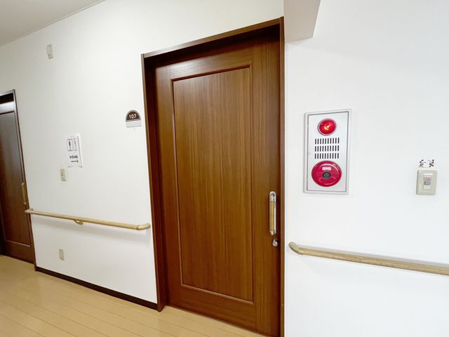 防火設備が目立つ廊下 廊下 防火設備が整った安全な廊下です。利用者様が安心して過ごせる環境が整備されています。