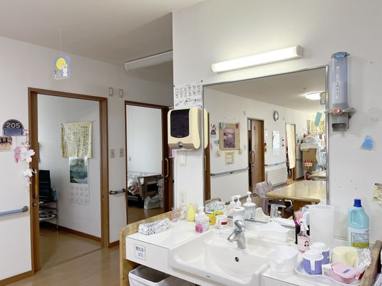 備品のそろった洗面台