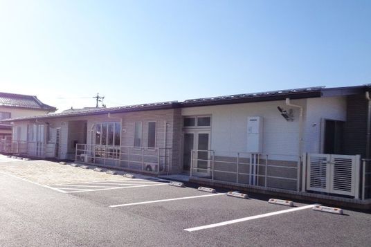 広い駐車場の外観