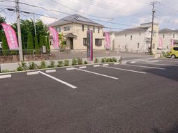広々とした駐車場の外観