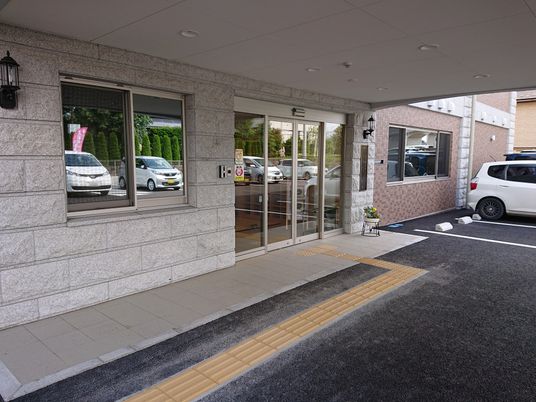 入口が広々とした施設