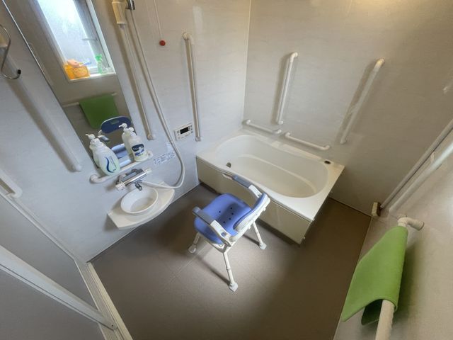 手すり付きの浴室 浴室 安全に配慮した手すりが設置された清潔なバスエリアです。座れる椅子も用意されています。