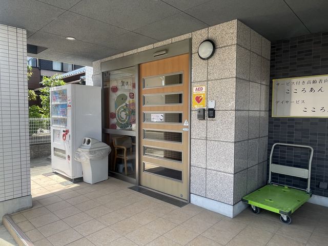 入口前の様子 エントランス 日差しが差し込む明るいエントランスです。施設利用者が安心して入ることができる雰囲気になっています。