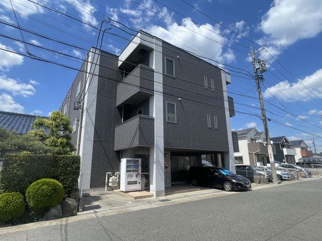落ち着いた建物外観 外観 広々とした道路に面したモダンな建物です。周囲の住宅にも溶け込んでいます。