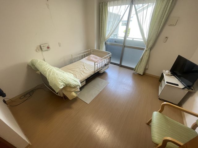 穏やかな光差す居室 居室 ベッド脇にリラックスチェアが配置された、自然光が差し込む静かな空間です。窓からは庭園が望めます。