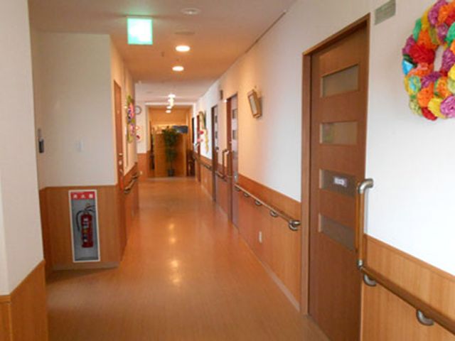 温かみのある廊下 廊下 温かみのある色調の廊下は、手すりが設置されており、安全性を考慮していますので安心です。