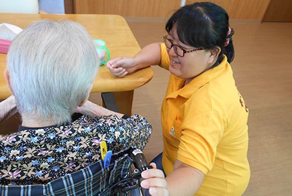 笑顔の介護士と利用者