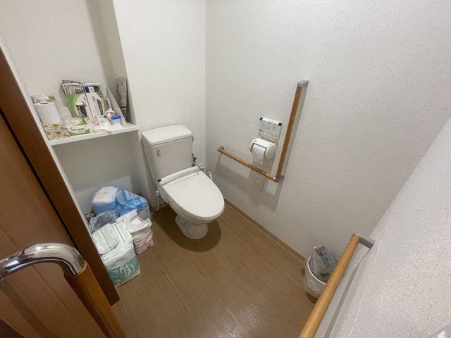 清潔なトイレ トイレ 清潔なトイレには、使いやすい手すりが設置され、安全に配慮されています。