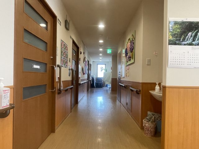 自然光が入る廊下 廊下 広々とした廊下は、車椅子でも通りやすい設計です。壁には心和むアートが飾られています。