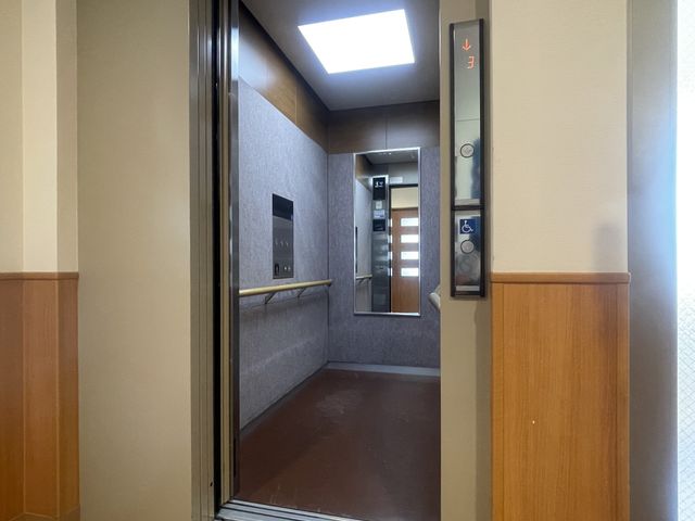 広い空間のエレベーター エレベーター 手すりがしっかりと設置されているため、安全に乗降いただけます。ゆったりとした設計です。