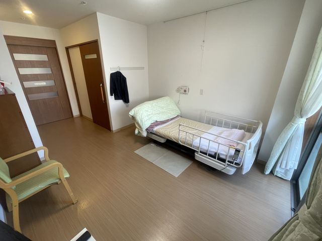 明るい個室の居室 居室 広々とした空間にシンプルなデザインの家具が配置され、自然光がたっぷり差し込む快適な居室です。