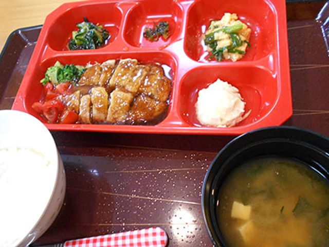 豊かな食事風景 食堂 バランスの取れた食事が提供されています。温かみのある雰囲気で、食事を楽しむことができます。