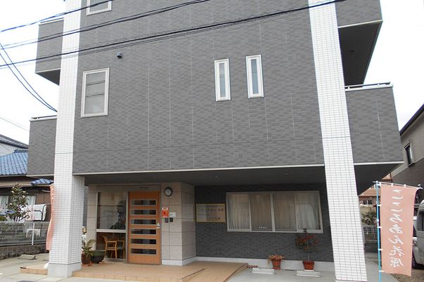 落ち着いた佇まいの外観
