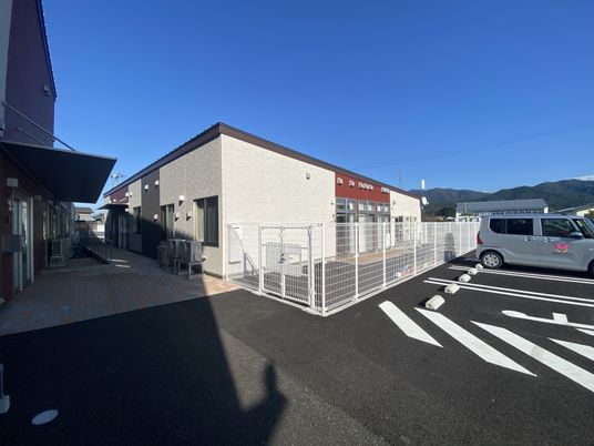 広々とした駐車場の外観
