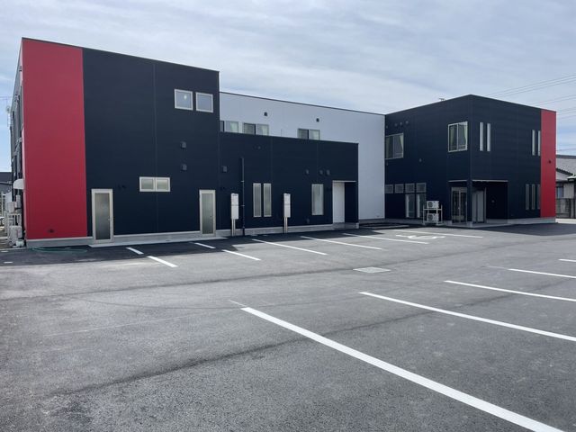 スタイリッシュな建物外観 外観 清潔感溢れるモダンな建物で、やりがいのある仕事をしませんか。私たちと一緒に、快適な環境を提供しましょう。