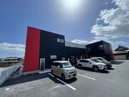 カラフルな外壁の外観