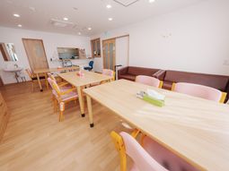 明るいラウンジの様子