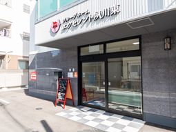 介護施設看板の前  