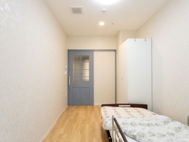 明るい個室の様子 居室 広々とした個室は、清潔感があり、必要な家具が配置された落ち着ける空間です。