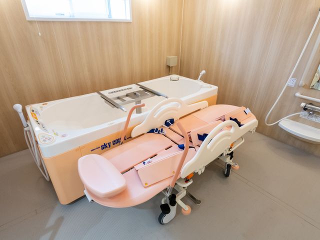 ゆとりある浴室設備 浴室 広々とした浴室には手すりや椅子が完備され、安全かつ快適にご利用いただける設計となっています。