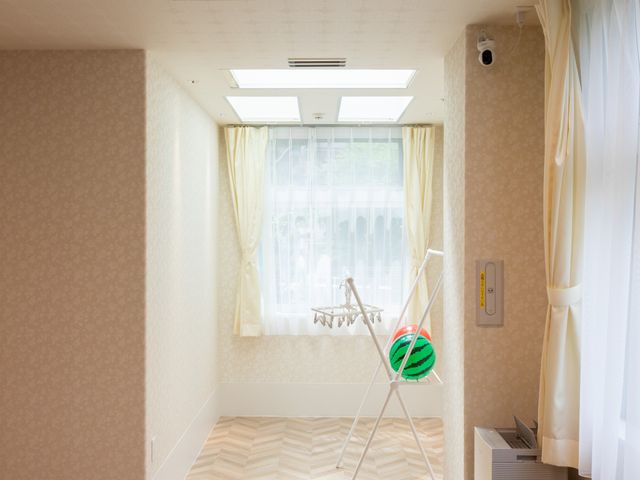 居室の明るい空間 居室 日差しが差し込む居室の一角です。大きな窓と明るい床材が、穏やかな時間を約束します。