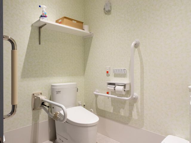 安全な設備のトイレ トイレ 手すりや安全バーが付いた清潔なトイレです。安心してご使用いただける工夫がされています。