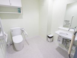 広々とした洗面台付トイレ