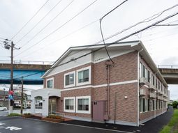 落ち着いた色合いの外観