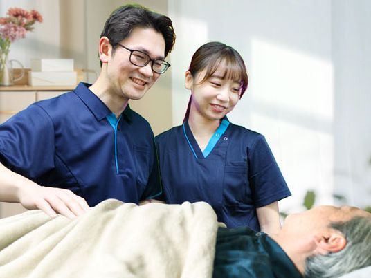 スタッフと利用者の笑顔、中庭
