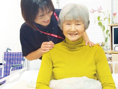 明るい居室で読書する人