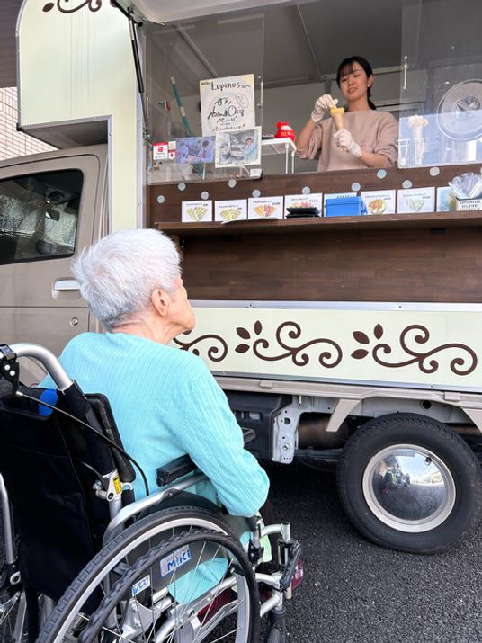車椅子利用者とスタッフ