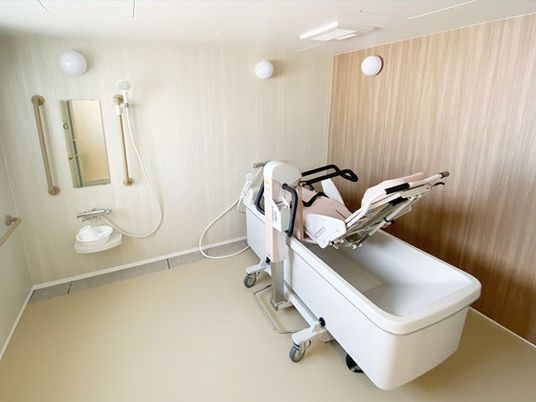 笑顔で対話するスタッフ