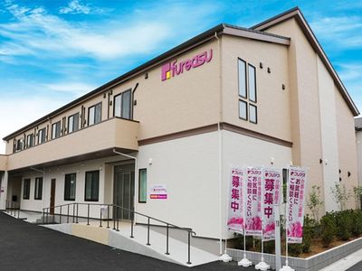 笑顔のスタッフ二人と廊下