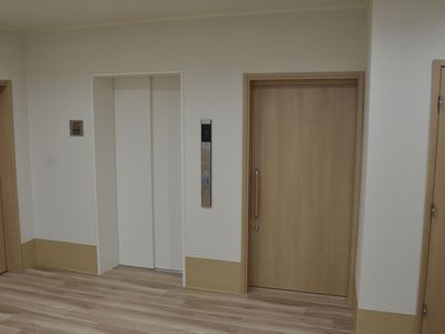 広々としたエレベーター前