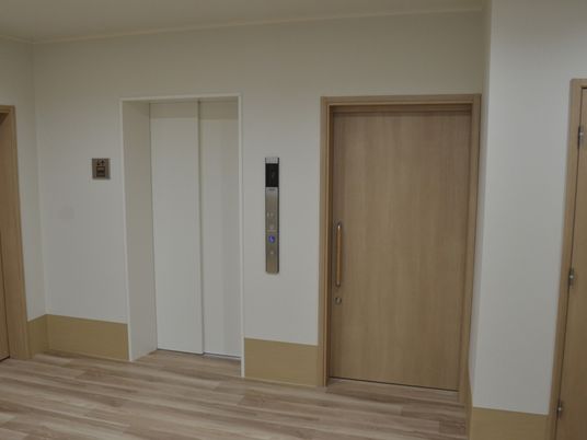 広々としたエレベーター前